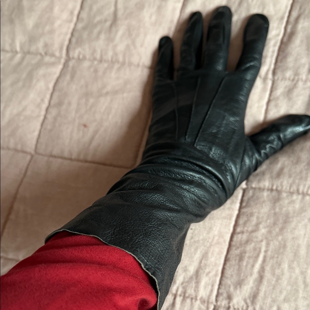 Sleek Black soft calf Leather Gloves for Women